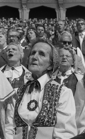 Dziesmu svētku simtgade : XVI Dziesmu svētki. Dalībniece