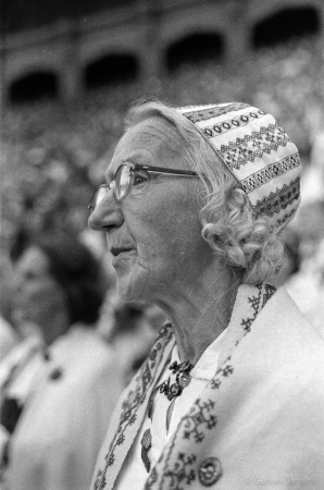 Dziesmu svētku simtgade : XVI Dziesmu svētki. Dalībniece