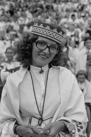 Dziesmu svētku simtgade : XVI Dziesmu svētki. Dalībniece