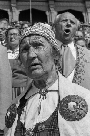 Dziesmu svētku simtgade : XVI Dziesmu svētki. Dalībniece