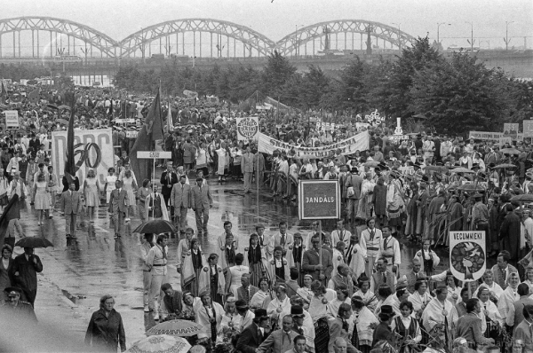 Dziesmu svētku simtgade : XVI Dziesmu svētki. Gājiens