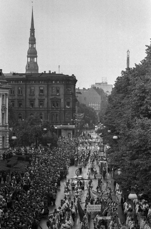 Dziesmu svētku simtgade : XVI Dziesmu svētki. Gājiens