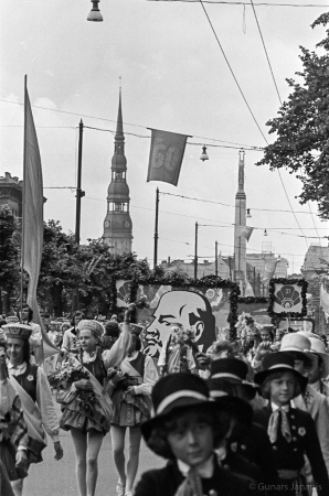 Dziesmu svētku simtgade : XVI Dziesmu svētki. Gājiens