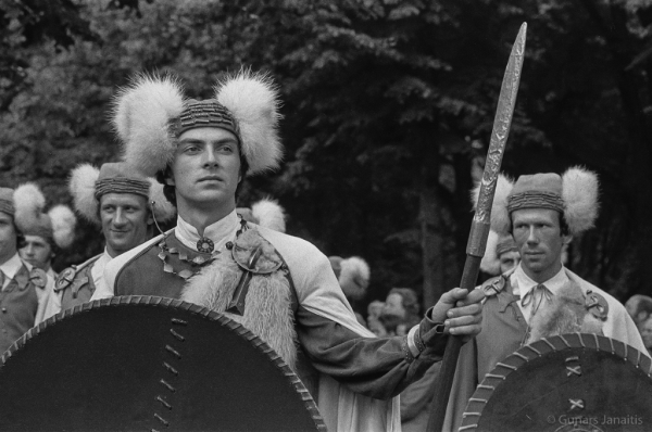 Dziesmu svētku simtgade : XVI Dziesmu svētki. Gājiens