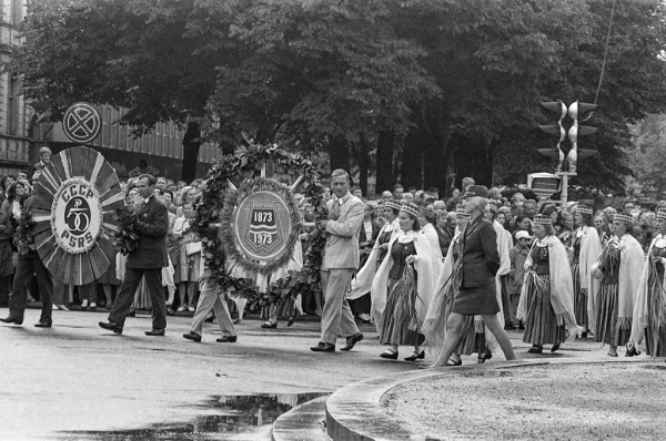 Dziesmu svētku simtgade : XVI Dziesmu svētki. Gājiens