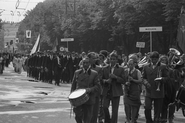 Dziesmu svētku simtgade : XVI Dziesmu svētki. Gājiens