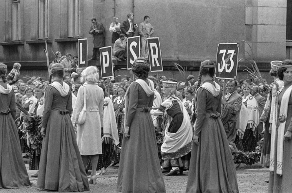 Dziesmu svētku simtgade : XVI Dziesmu svētki. Gājiens