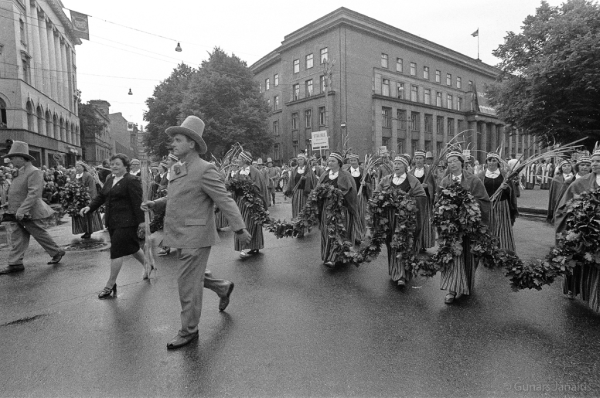 Dziesmu svētku simtgade : XVI Dziesmu svētki. Gājiens