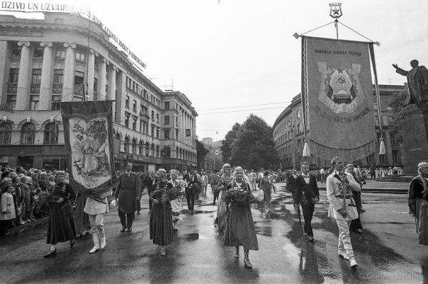 Dziesmu svētku simtgade : XVI Dziesmu svētki. Gājiens