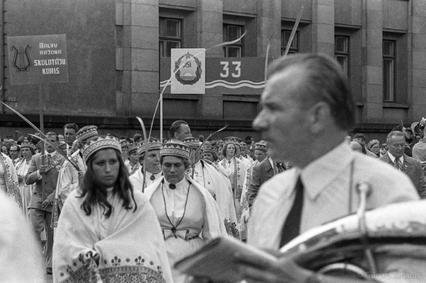 Dziesmu svētku simtgade : XVI Dziesmu svētki. Gājiens