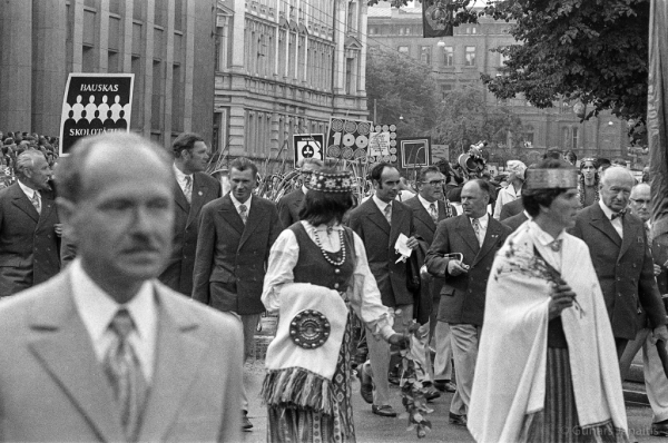 Dziesmu svētku simtgade : XVI Dziesmu svētki. Gājiens