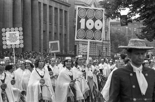 Dziesmu svētku simtgade : XVI Dziesmu svētki. Gājiens