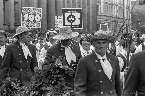 Dziesmu svētku simtgade : XVI Dziesmu svētki. Gājiens