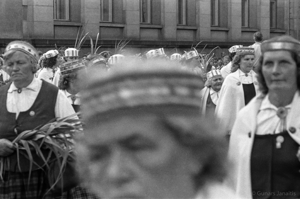 Dziesmu svētku simtgade : XVI Dziesmu svētki. Gājiens