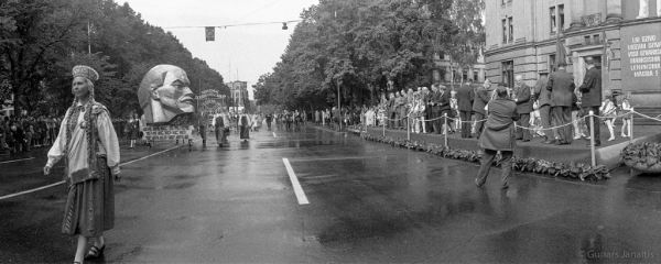 Dziesmu svētku simtgade : XVI Dziesmu svētki. Gājiens