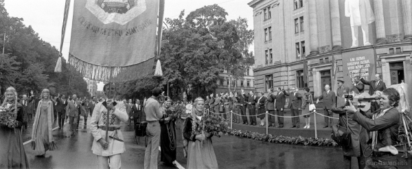 Dziesmu svētku simtgade : XVI Dziesmu svētki. Gājiens