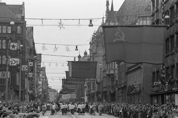 Dziesmu svētku simtgade : XVI Dziesmu svētki. Gājiens