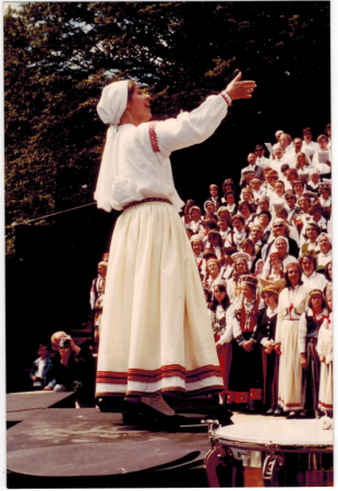 Lilija Zobens diriģē 1979. gada 19.jūnijā Gotlandes dziesmu svētku kopkora koncertā "Mazs bij’ tēva novadiņis"