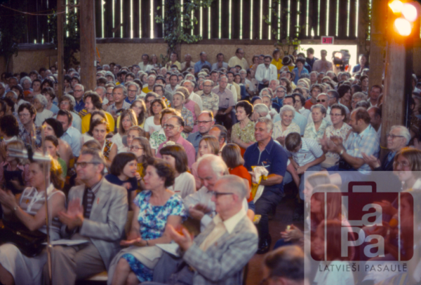 Skatītāji Jāņu sarīkojumā Saulaines nometnē Kanādā