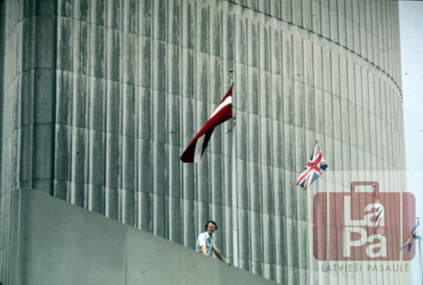 Latvijas karogs pie Toronto rātsnama