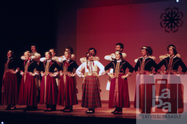 Uzvedums "Saules josta" Dziesmu svētkos Toronto, Kanādā