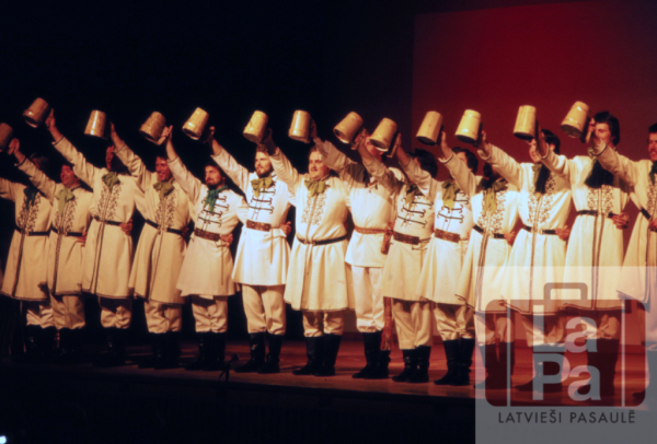 Uzvedums "Saules josta" Dziesmu svētkos Toronto, Kanādā