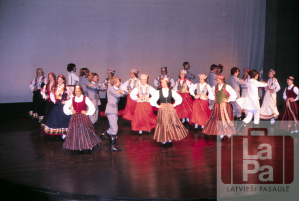 Tautas deju kopa "Daugaviņa" uzstājas 6. Latviešu Dziesmu svētku Jaundeju skatē
