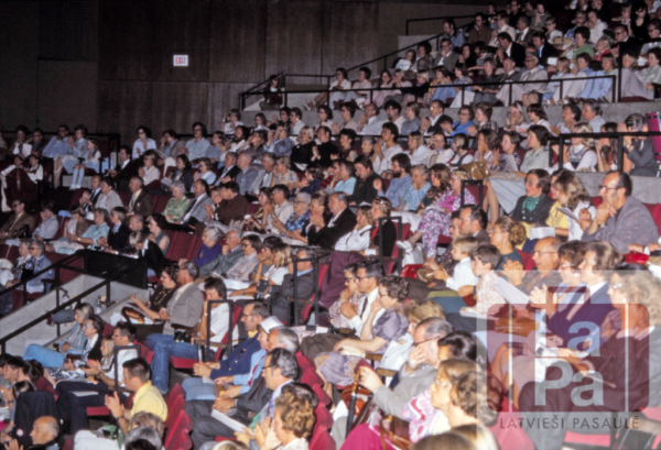 Publika Jaundeju skatē Dziesmu svētkos Toronto, Kanādā