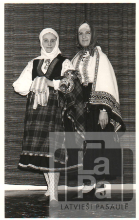 Ilga Mieriņa un Ērika Vilipsons tautastērpos