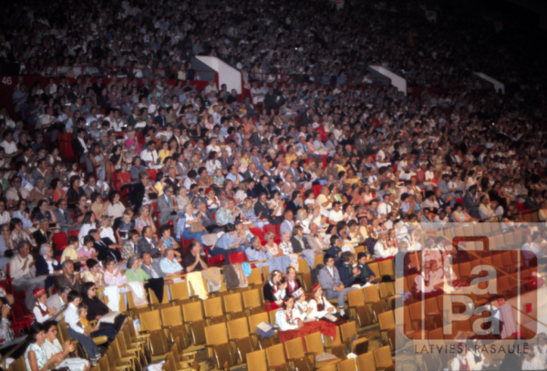 Dziesmu svētku Tautas deju lieluzveduma skatītāji Maple Leaf Gardens arēnā Toronto