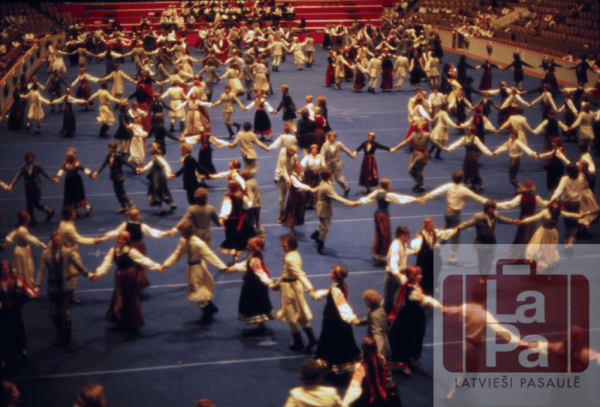 Tautas deju lieluzvedums 6. Latviešu dziesmu svētkos un Latviešu dienās Kanādā