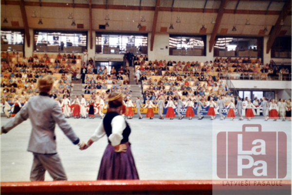 Tautas deju uzvedums 3. Eiropas latviešu dziesmu svētkos Ķelnē