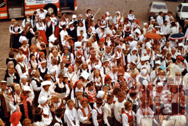 Stāšanās pirms kopkora koncerta Pasaules brīvo latviešu dziesmu dienās Minsterē