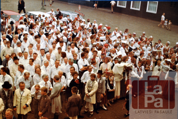 Stāšanās kopkora koncertam Pasaules brīvo latviešu dziesmu dienās Minsterē