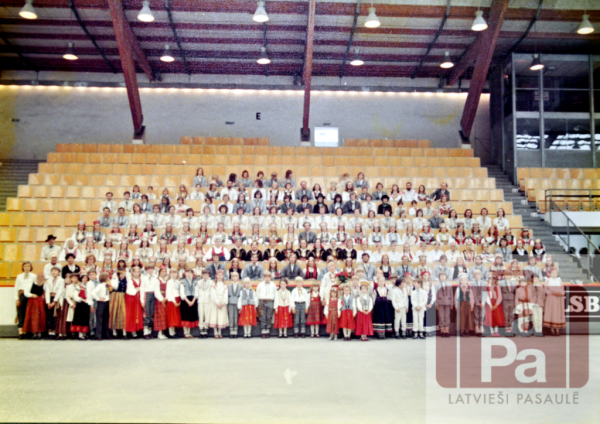 Tautas deju uzveduma dalībnieki Trešajos Eiropas latviešu dziesmu svētkos Ķelnē