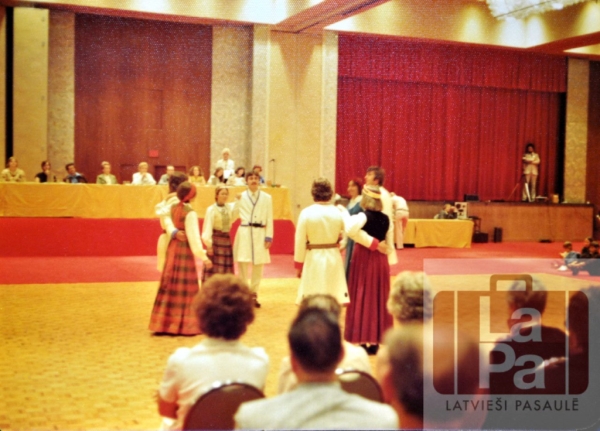 Deju kopa "Vainadziņš" piedalās tautas deju sacensībās 6. Latviešu Dziesmu svētkos Toronto