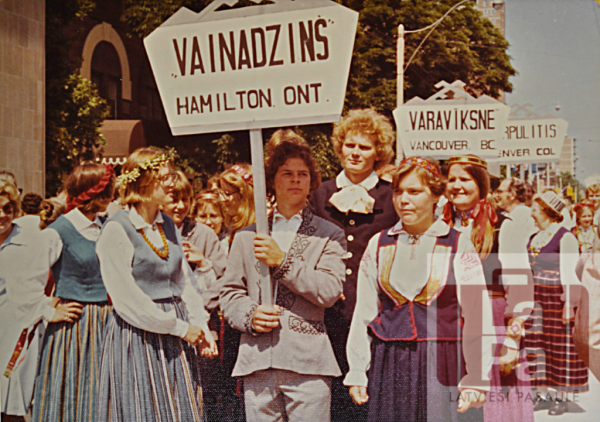Tautas deju kopa "Vainadziņš" 6. Latviešu Dziesmu svētku gājienā Toronto, Kanādā