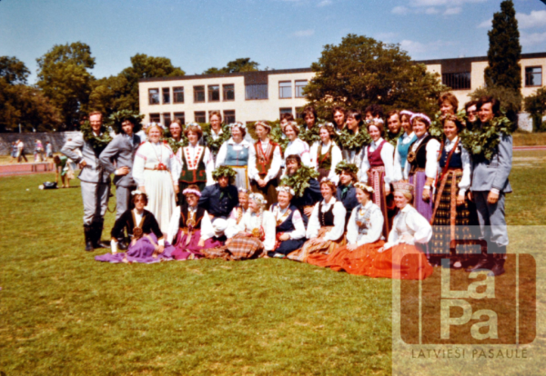 Kanādas tautas deju kopas "Vainadziņš" un "Daugaviņa" Pasaules brīvo latviešu Dziesmu svētkos Visbijā, Zviedrijā