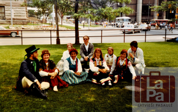 Deju kopas "Vainadziņš" dalībnieki 7. Latviešu Dziesmu svētkos Toronto, Kanādā
