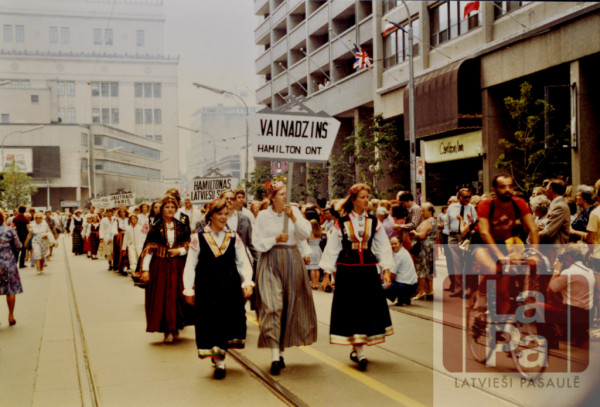 Deju kopa "Vainadziņš" piedalās 7. Latviešu Dziesmu svētku gājienā Toronto