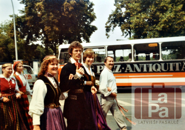 Hamiltonas deju kopas "Vainadziņš" dalībnieki Pasaules brīvo latviešu Dziesmu svētkos Minsterē