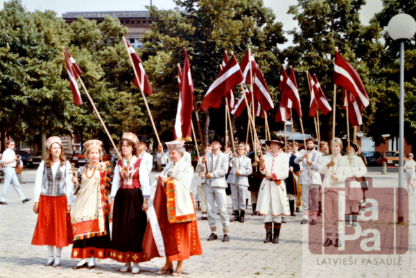 Svētku gājiens Pasaules brīvo latviešu Dziesmu dienās Minsterē