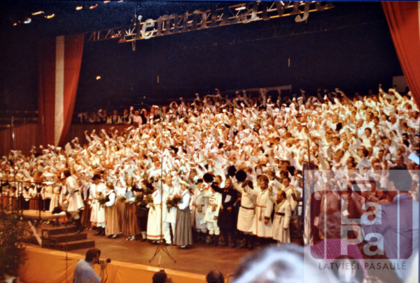 Koru dižuzvedums Pasaules brīvo latviešu Dziesmu dienās Minsterē