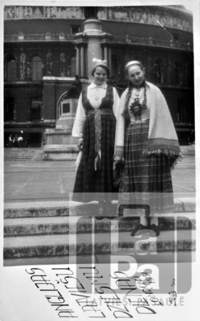 Elvīra Kalniņa un Skaidrīte Trēģere Anglijas latviešu Dziesmu dienās