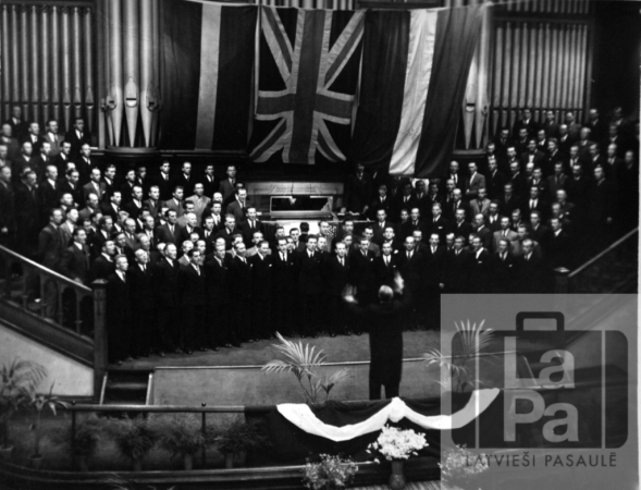 Vīru koru priekšnesums Anglijas latviešu Dziesmu dienās