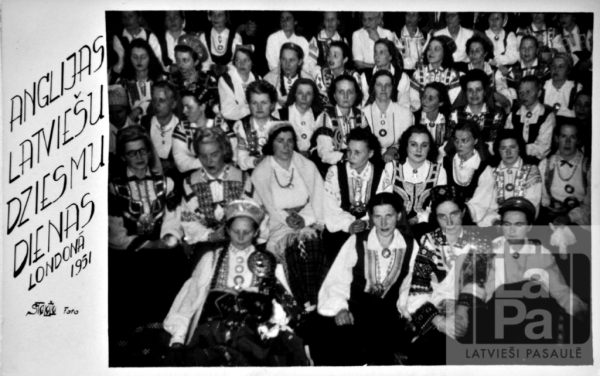 Sievietes tautastērpos Anglijas latviešu Dziesmu dienās Londonā, 1951. gadā