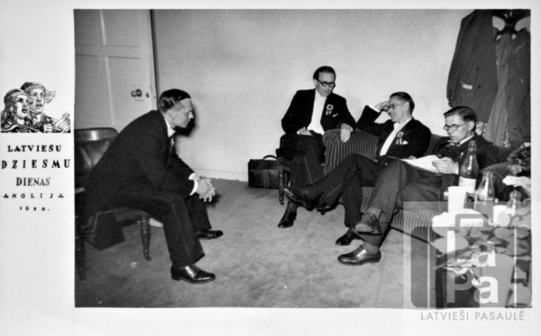 Diriģenti atpūtas brīdī Anglijas latviešu Dziesmu dienās 1950. gadā