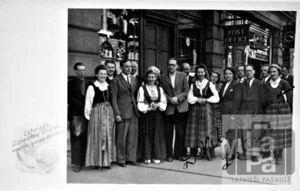 Latviešu grupa Londonā Dziesmu dienu laikā 1949. gadā