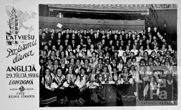 Koristi sēž koru kopkoncerta laikā Anglijas latviešu Dziesmu dienās