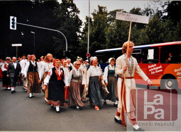 Kanādas latvieši gājienā Pasaules brīvo latviešu dienās Minsterē